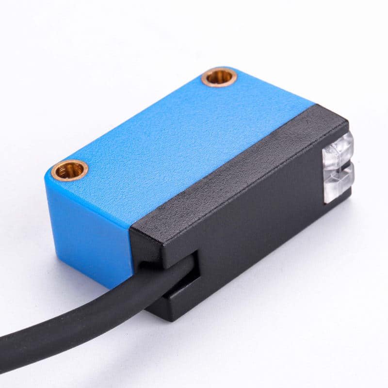E3Z-D61L 300 mm Photoelectric Sensor